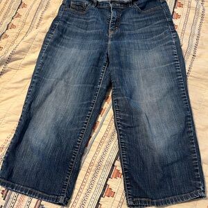 Levi's 512 Perfectly Slimming Dark Blue Capri Jeans. Women’s Size 12